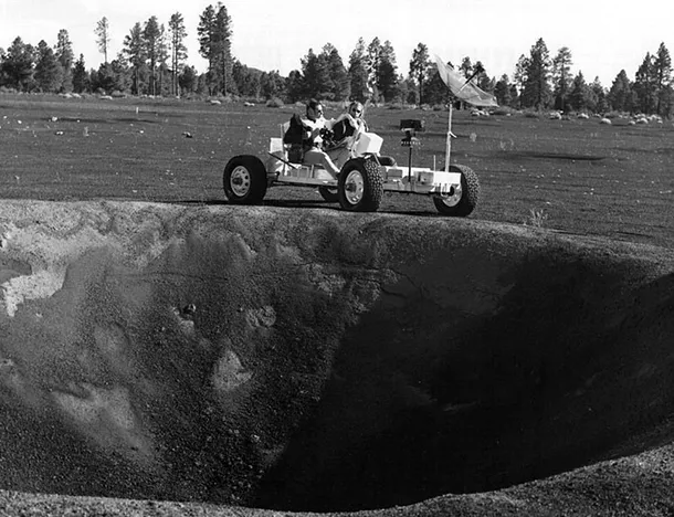 Jim Irwin şi Dave Scott testând vehiculul numit “Grover”