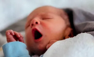 O femeie din Singapore a născut un bebeluş cu anticorpi împotriva noului coronavirus