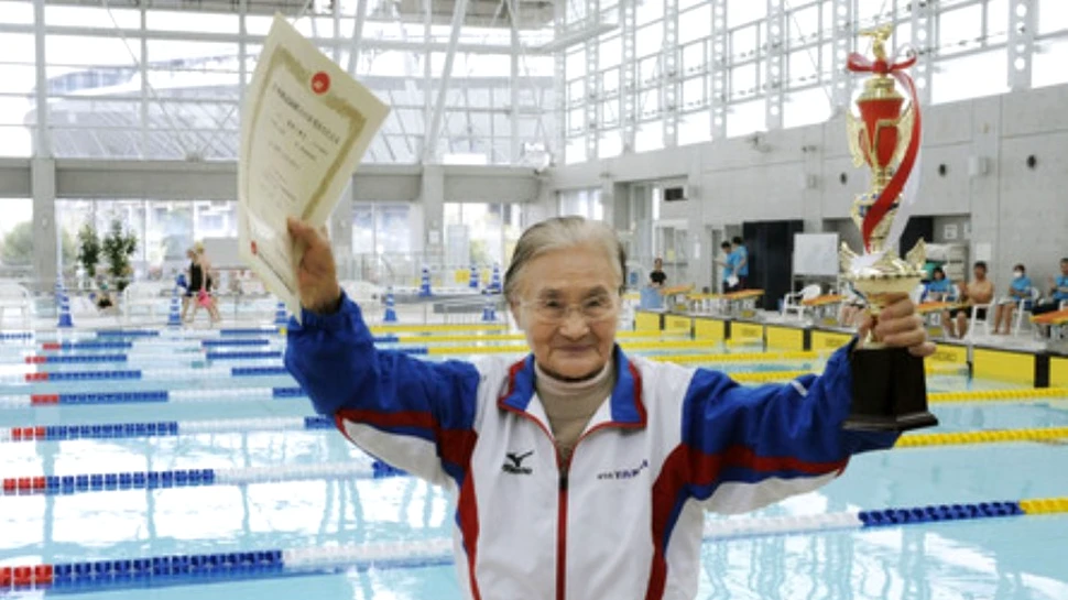 O japoneză în vârstă de 100 de ani a stabilit un record la proba de înot pe distanţa de 1.500 metri