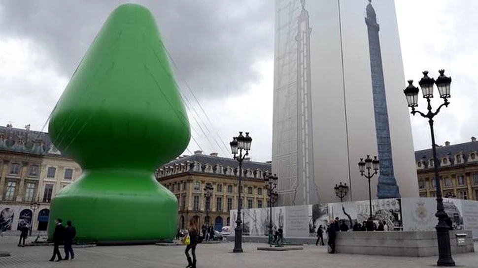 Sculptura controversată din Paris a fost vandalizată. Mulţi spun că semăna cu o jucărie erotică