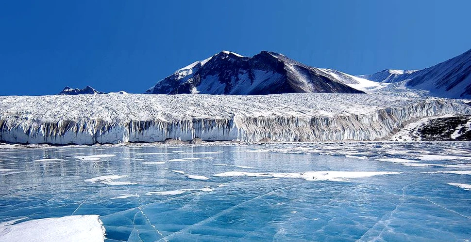 Un crater de dimensiunea oraşului Turda a apărut în stratul de gheaţă al Antarcticii