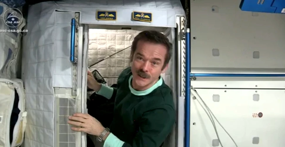 Cum dorm astronauţii în spaţiu? (VIDEO)