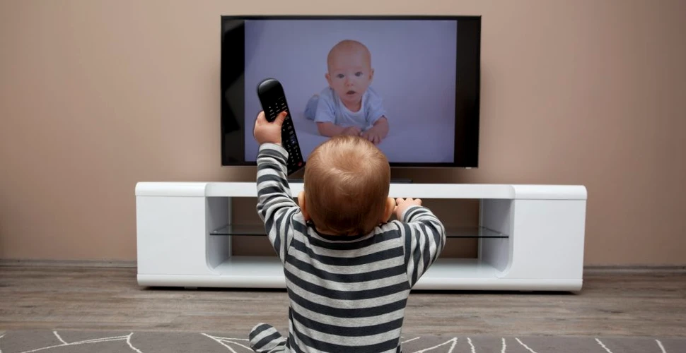 Risc mai mare de autism pentru bebeluși dacă se uită la televizor cel puțin 2 ore pe zi