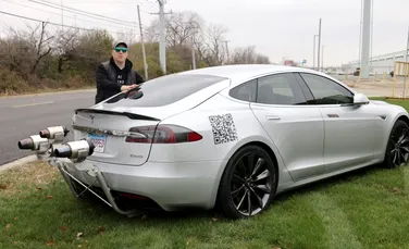 Un YouTuber și-a tunat Tesla Model S cu 3 motoare cu reacție