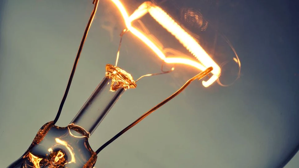 Mâncare mai puţin obişnuită pentru un bărbat din India: acesta se hrăneşte cu energie electrică