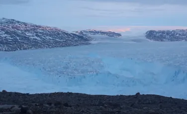 Momentul în care un aisberg de peste 6 kilometri lungime se rupe din gheţarul Helheim, înregistrat de camerele video
