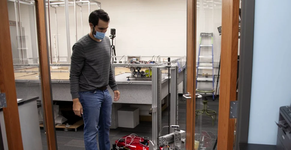 Inginerii proiectează un robot autonom care poate deschide ușile și poate găsi cea mai apropiată priză