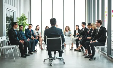 Îți bârfești șeful? Cercetătorii spun că acest obicei ar avea și părți bune