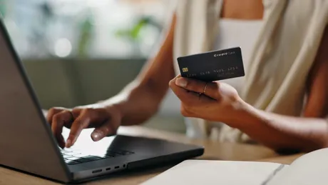 Românii au făcut cumpăraturi record de Black Friday 2025