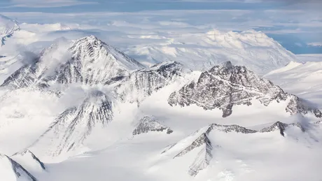 Noi cercetări dezvăluie indicii despre munții pierduți ai Antarcticii