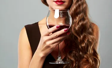 Cercetătorii au aflat în sfârșit de ce vinul roșu ne dă dureri de cap