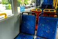 Adevărul despre modelele colorate folosite pentru scaunele din autobuze și trenuri