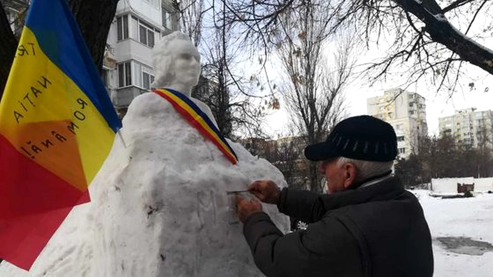 Bustul lui Mihai Eminescu, realizat din zăpadă de un gălăţean