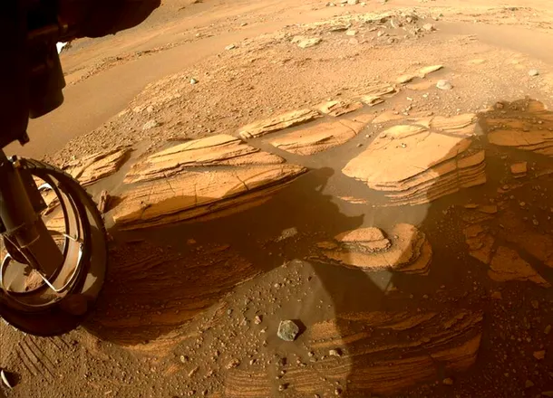 Roverul Perseverance a descoperit roci misterioase, ascunse într-un lac marțian antic