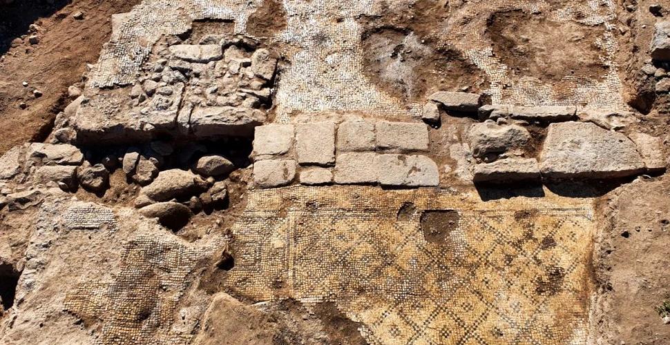 O piatră inscripționată cu mesajul „Hristos, născut de Maria”, descoperită de arheologii din Israel