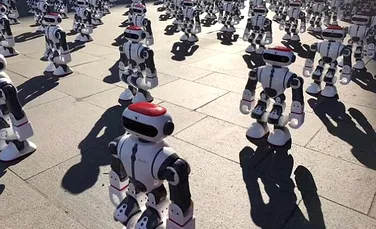 Peste 1.000 de roboţi au doborât un record mondial.  Mişcărilelor lor au UIMIT publicul