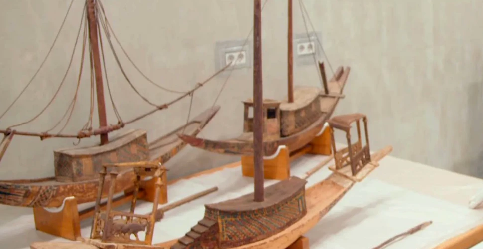 Bărci în miniatură, menite pentru pescuitul lui Tutankhamon din lumea de dincolo, găsite într-o colecţie de muzeu