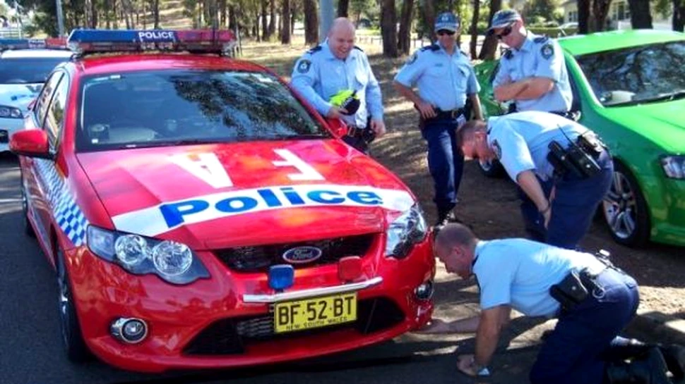 Ce se poate ascunde in motorul unei masini de politie? (FOTO)