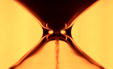 Razele cosmice au transformat nisipul antic într-o mașină a timpului