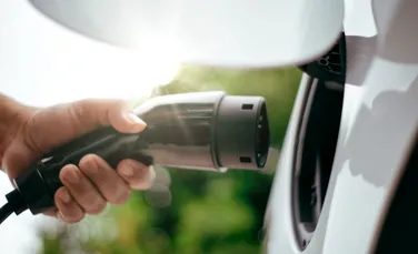 Cât te costă să-ți încarci maşina electrică în România în comparație cu alte țări