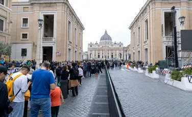 Bazilica Sfântul Petru, deschisă noaptea pentru ca mii de oameni să îi aducă un ultim omagiu Papei Francisc