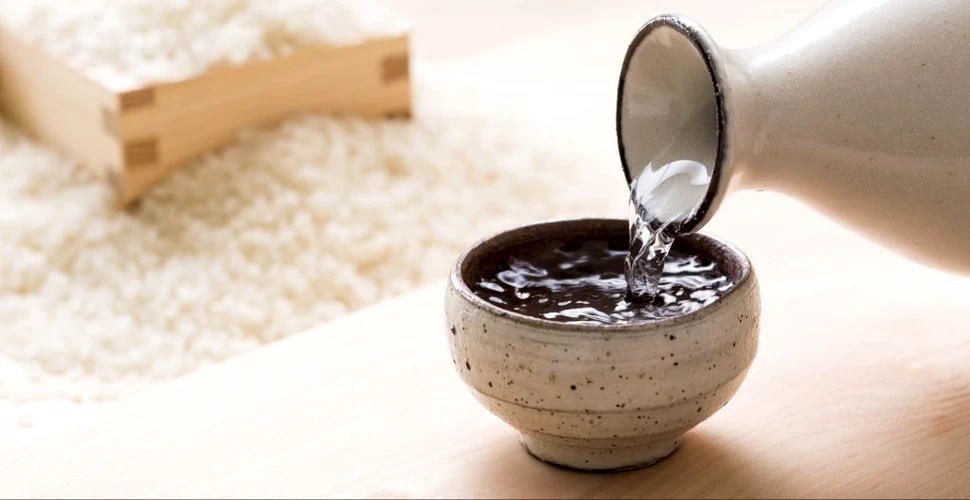 Sake, băutura națională a Japoniei servită într-un mod cu adevărat special