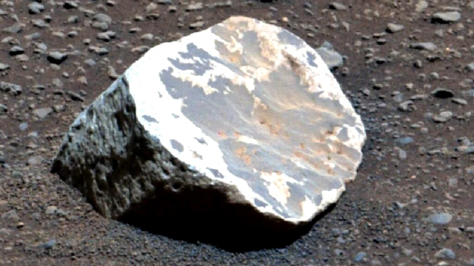 Cum au ajuns mai multe roci albe bizare pe planeta Marte?