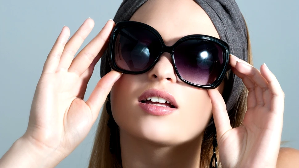 De ce persoanele care poartă ochelari de soare sunt mai atrăgătoare? Cercetătorii au lămurit misterul