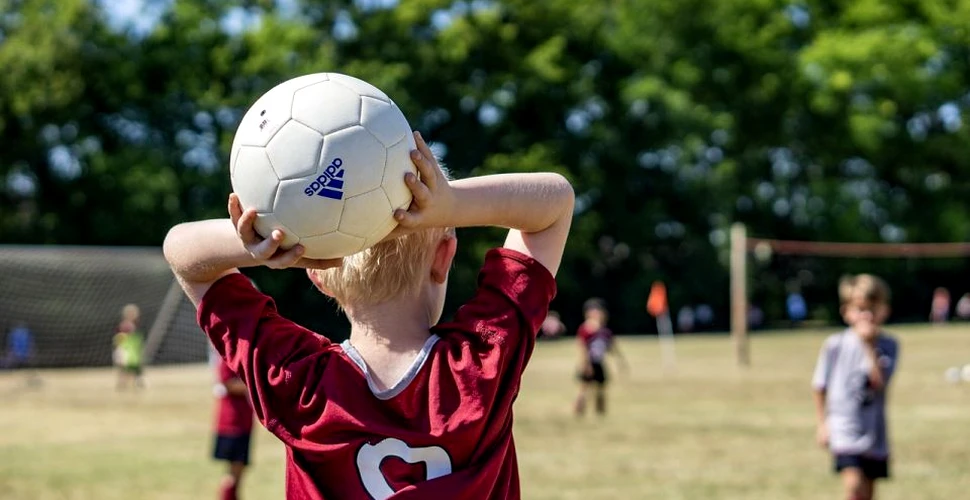 Copiii sub 12 ani, din trei ţări europene, nu mai au voie să mai lovească mingea cu capul, la antrenamente