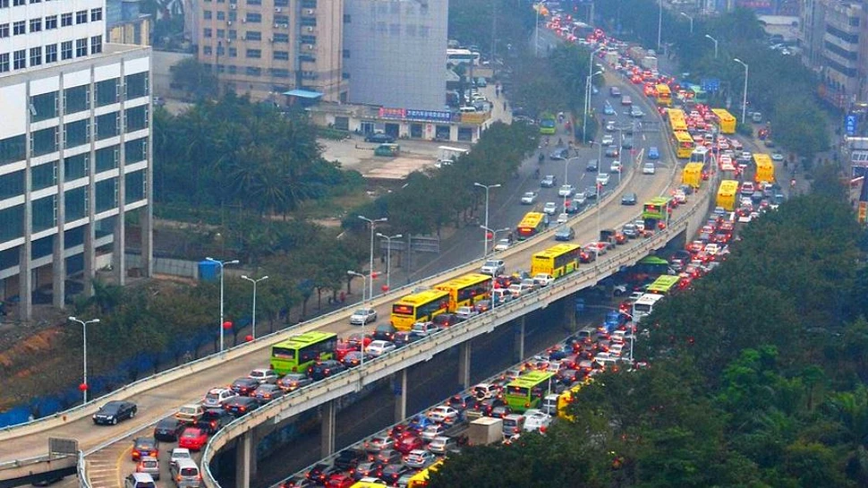 Crezi că traficul din oraşul tău este infernal? Chinezii petrec aproape acelaşi timp în trafic cât îl petrec la locul de muncă