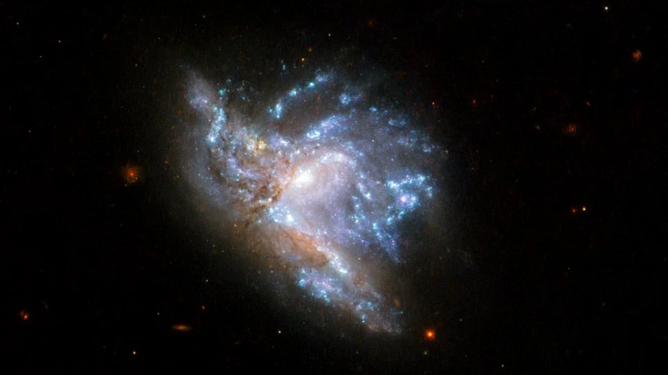 Hubble a surprins un eveniment extrem de spectaculos în care două galaxii se află în coliziune