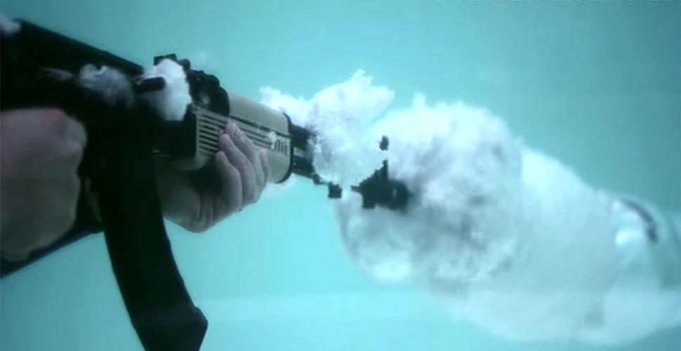 Ce se întâmplă când foloseşti un AK-47 sub apă – VIDEO