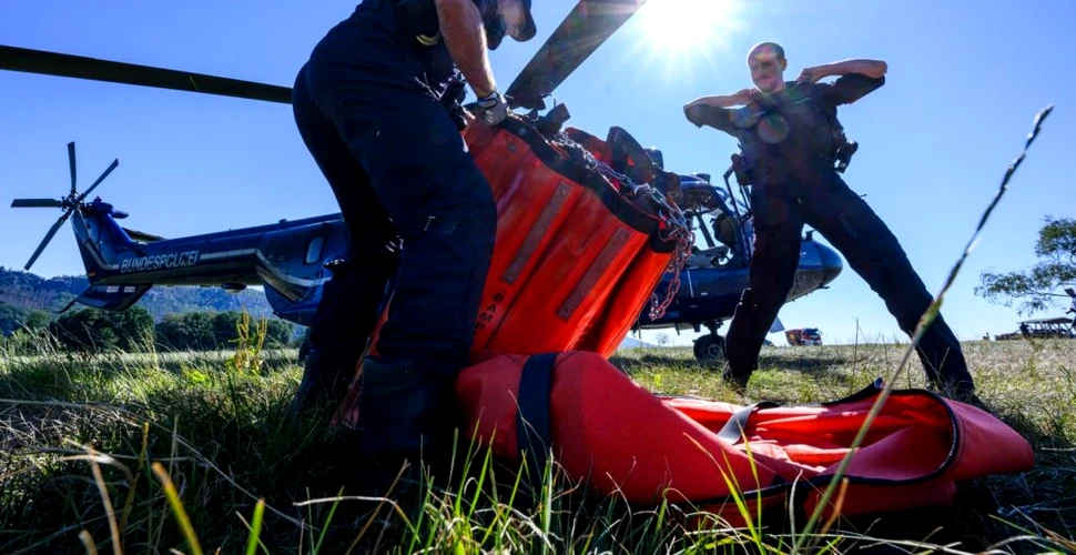 Armata elvețiană transportă apă cu elicopterul pentru animalele însetate de pe pajiștile alpine