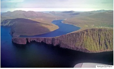 O iluzie optică transformă un lac din Insulele Feroe într-o atracţie stranie