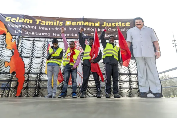 Susţinători ai Tigrilor Tamili, aici lângă o imagine a fondatorului Vellupilai Prabhakaran.
