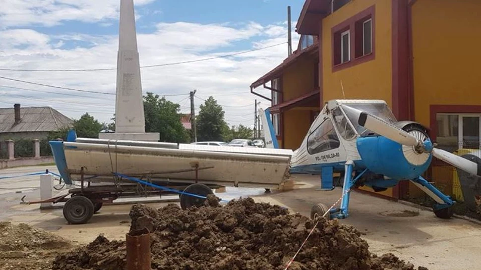 O primărie din Argeş a primit un avion pe care l-a parcat în faţa instituţiei