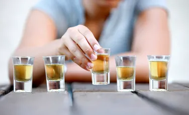 Tot mai mulți dintre tinerii din Occident încep să renunțe la alcool