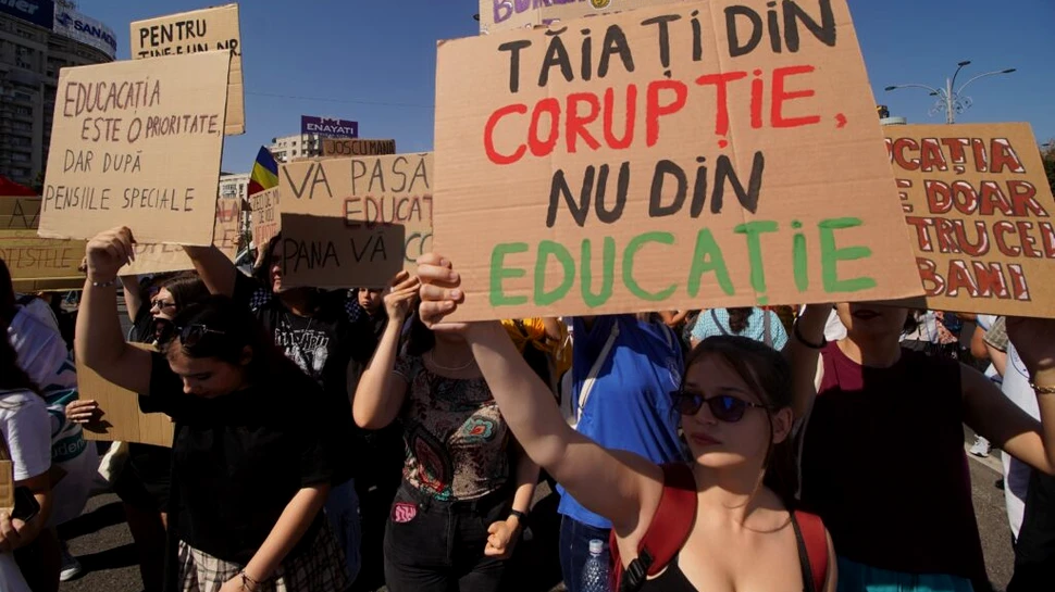 Aproape jumătate dintre profesorii din România se gândesc să plece de la catedră, arată un studiu