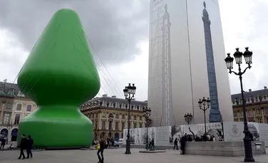 Sculptura controversată din Paris a fost vandalizată. Mulţi spun că semăna cu o jucărie erotică
