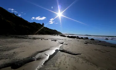 În Noua Zeelandă, un râu subteran creează bazine termale pe plajă