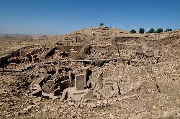 Gobekli Tepe este un alt deal construit de om, în sud-estul Turciei şi excavat de profesorul Klaus Schmidt, de la German Archaeological Institute.