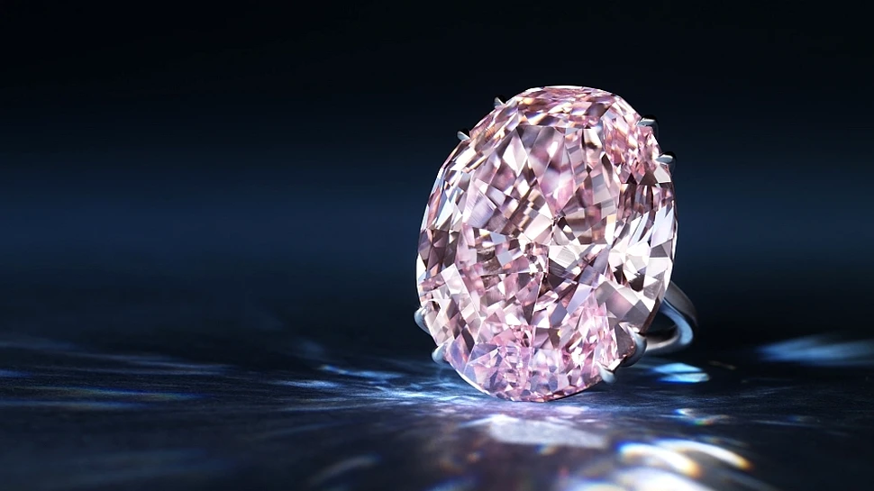 Un diamant roz în formă de pară, vândut cu o sumă record