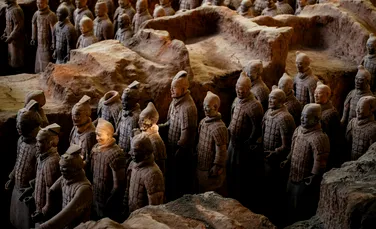 Doi soldați din celebra Armată de Teracotă a Chinei au fost „împinși și trași” de un turist