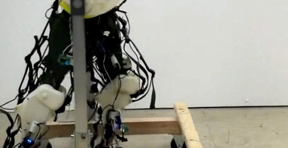 Acestea sunt cele mai realiste picioare robotice realizate până în prezent (VIDEO)