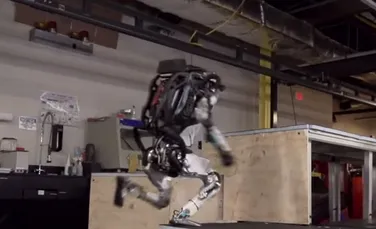 Robotul Atlas a învăţat tehnici de parkour. Abilităţile sale ar putea salva persoane în cazul dezastrelor