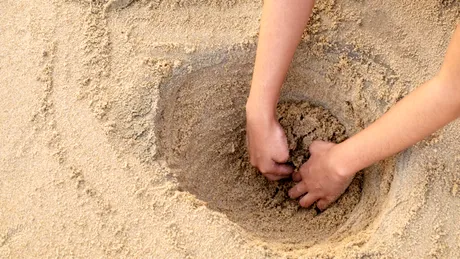 O fetiță de 5 ani care se juca pe o plajă a murit îngropată în nisip