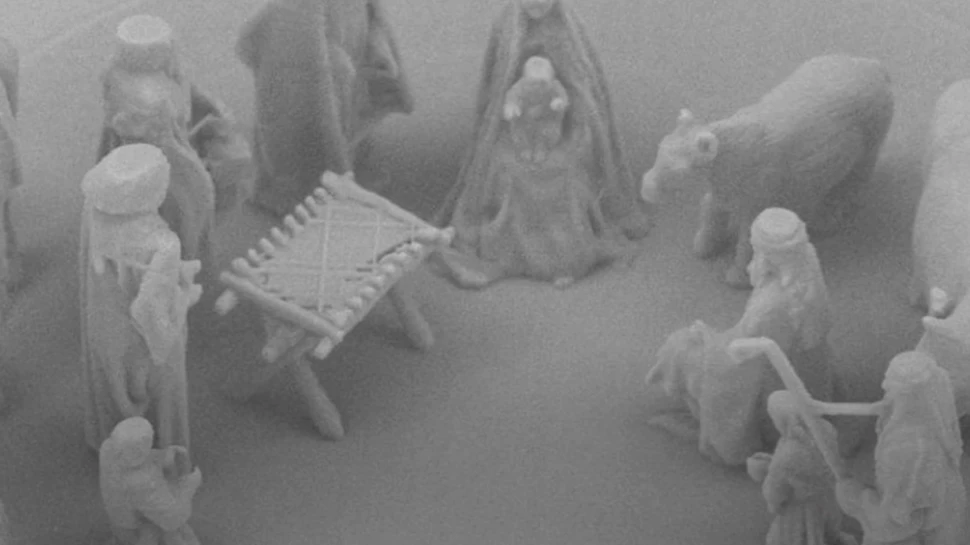 Iisus, mai mic decât o celulă umană: Scena Naşterii atât de mică încât ar încăpea în ochiul unui ac