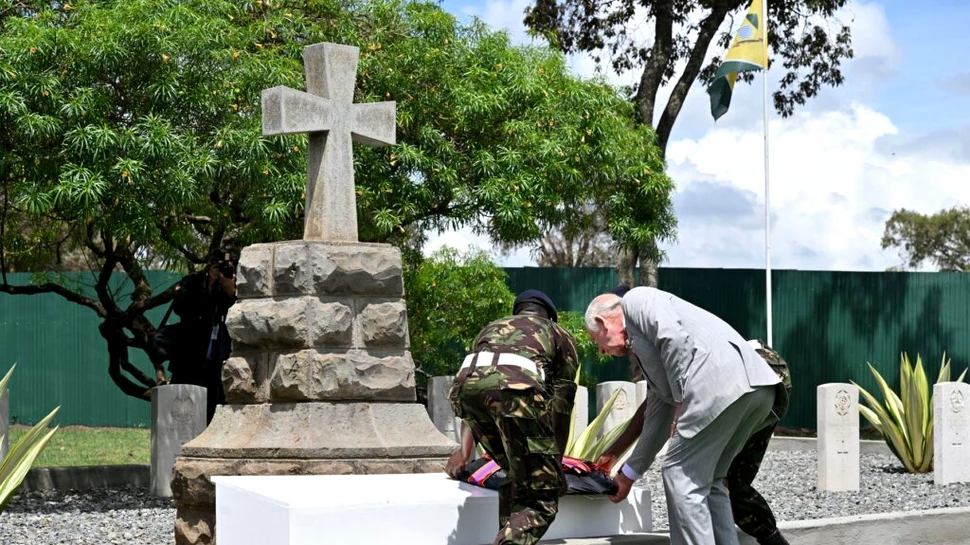 Regele Charles al III-lea, aproape să cadă în timpul vizitei la un cimitir din Kenya