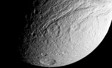 NASA a descoperit un ‘graffiti’ misterios pe Tethys, unul din sateliţii lui Saturn. Cum arată desenul care i-a surprins pe cercetători