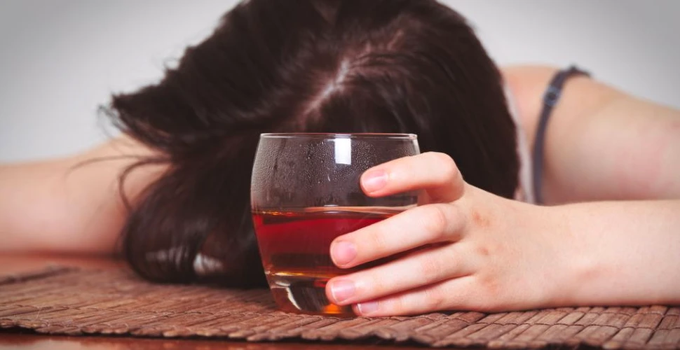 Avertisment OMS: Consumul de alcool poate creşte riscul de a face COVID-19